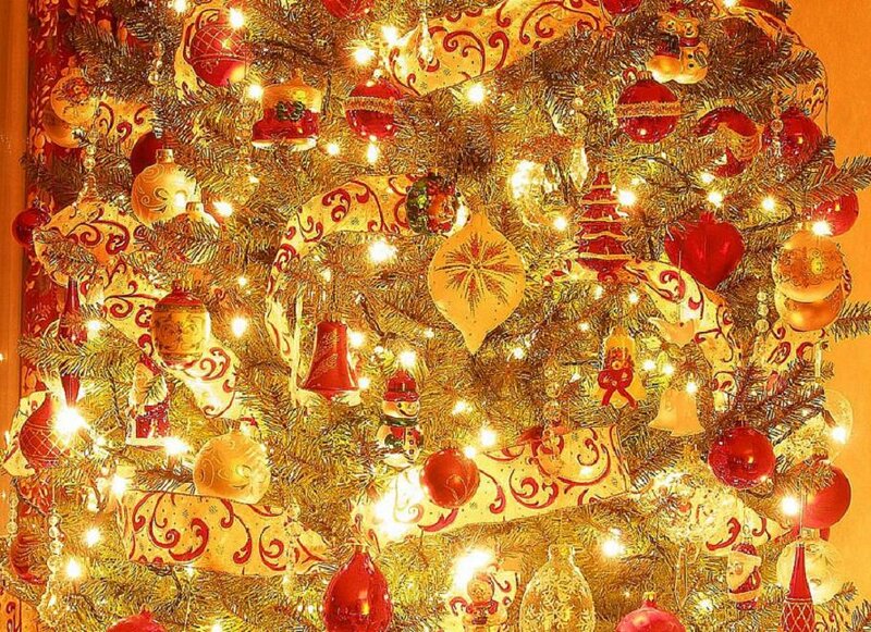 Decorated Christmas Tree — Gold