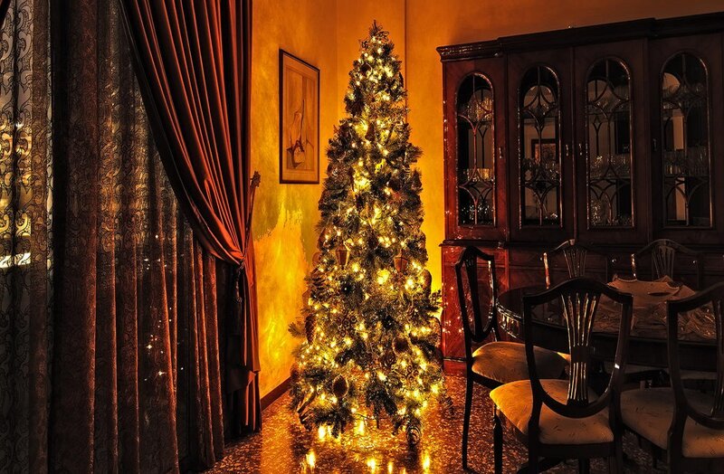 Decorated Christmas Tree — Gold, Warm, Night