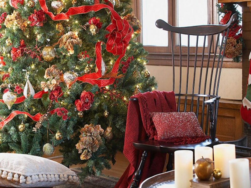 Decorated Christmas Tree — Green, Cozy, Winter