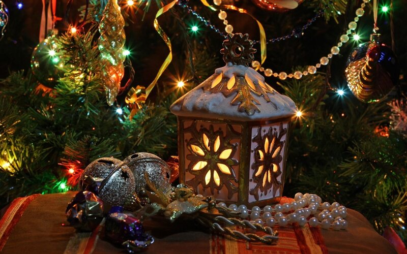 Decorated Christmas Tree — Green, Festive, Night, Photograph, Lantern