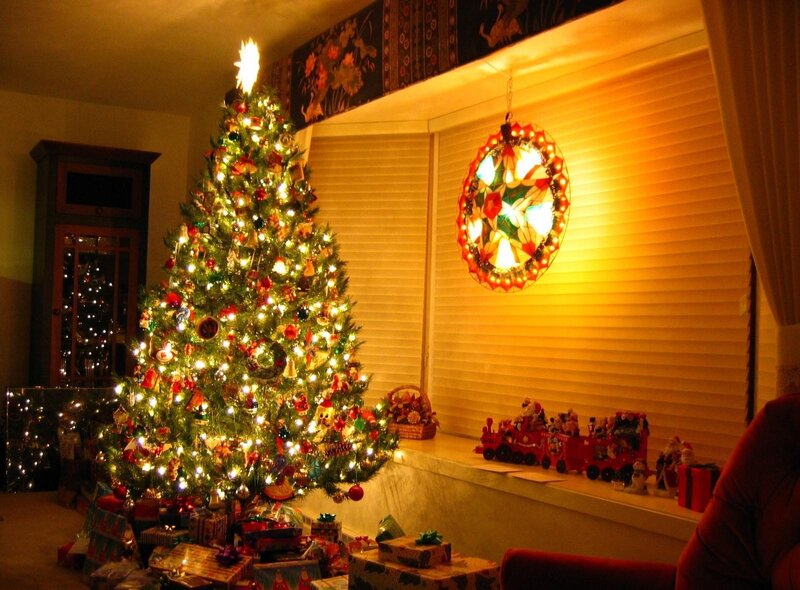 Decorated Christmas Tree — Green, Festive, Night, Photograph, Wreath, Presents