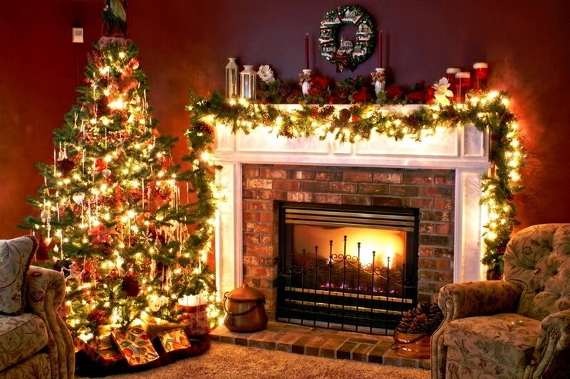Decorated Christmas Tree — Red, Cozy
