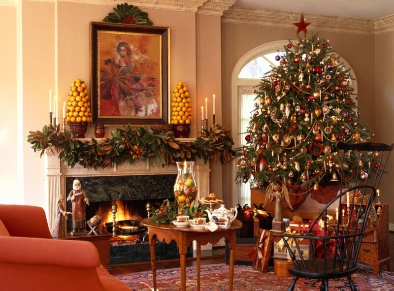 Decorated Christmas Tree — Red