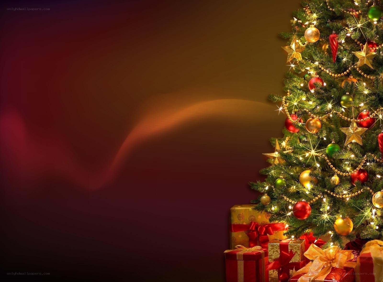 Decorated Christmas tree with gifts