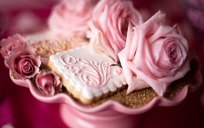 Decorated Cookie with Roses