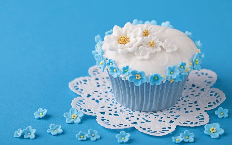 Decorated Cupcake on Doily — Blue