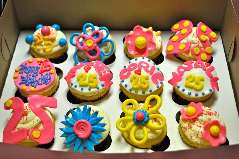 Decorated Cupcakes in Box — Pink