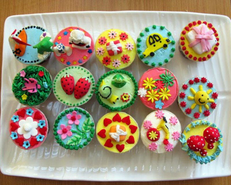 Decorated Cupcakes on Tray — Yellow