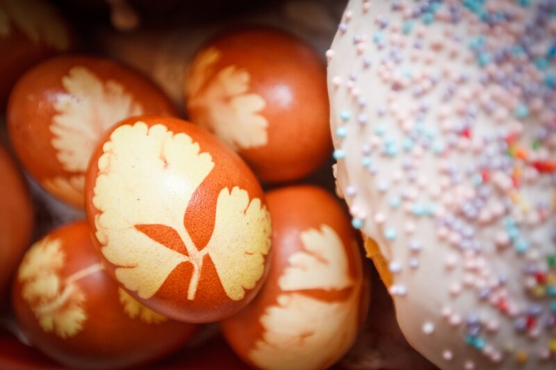 Decorated Easter eggs and cake