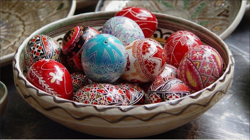 Decorated Easter eggs in a bowl