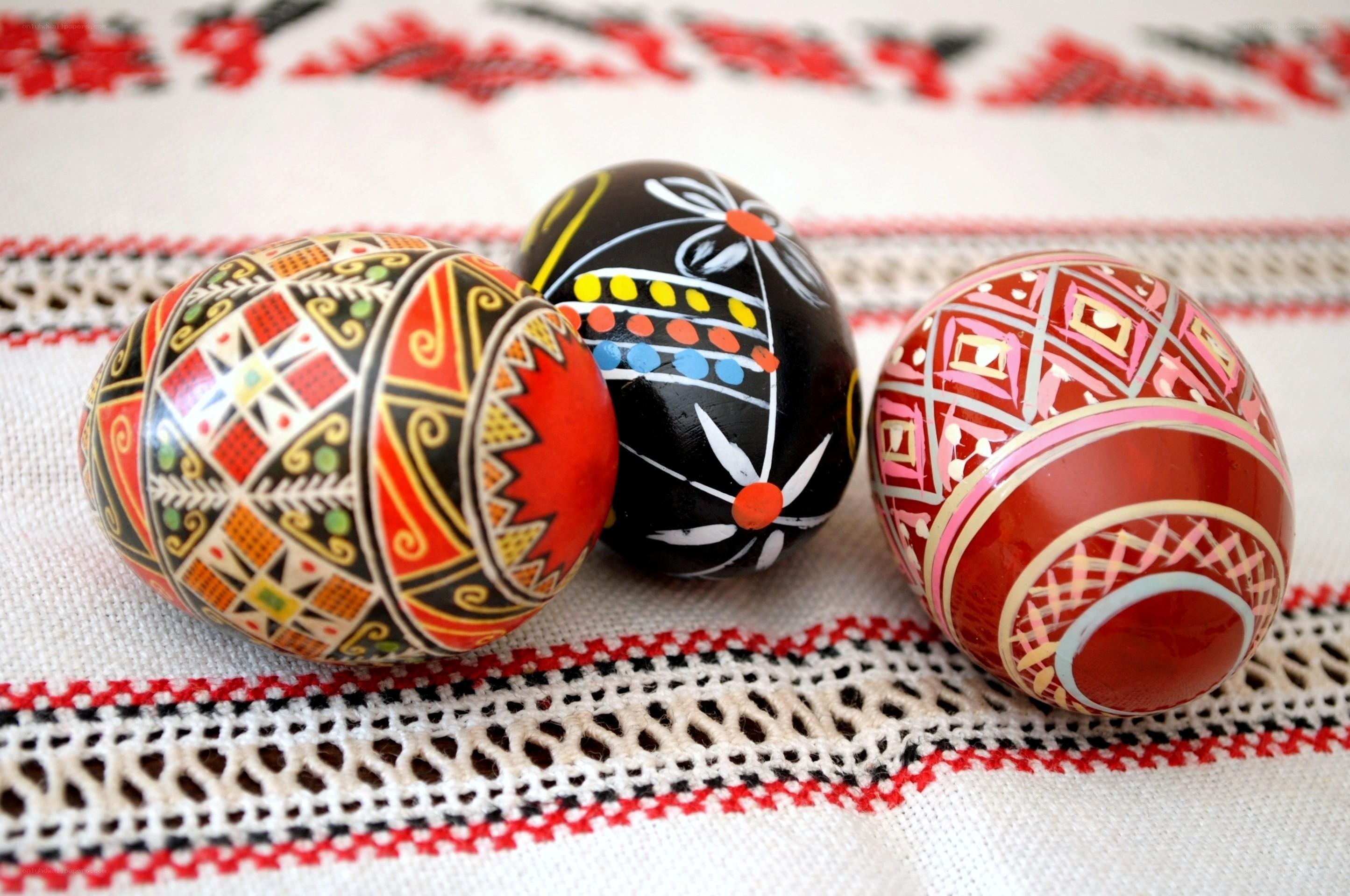 Decorated Easter eggs on cloth