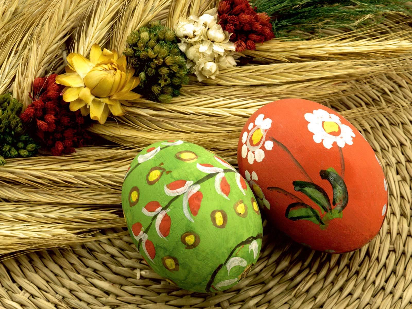 Decorated Easter eggs on straw