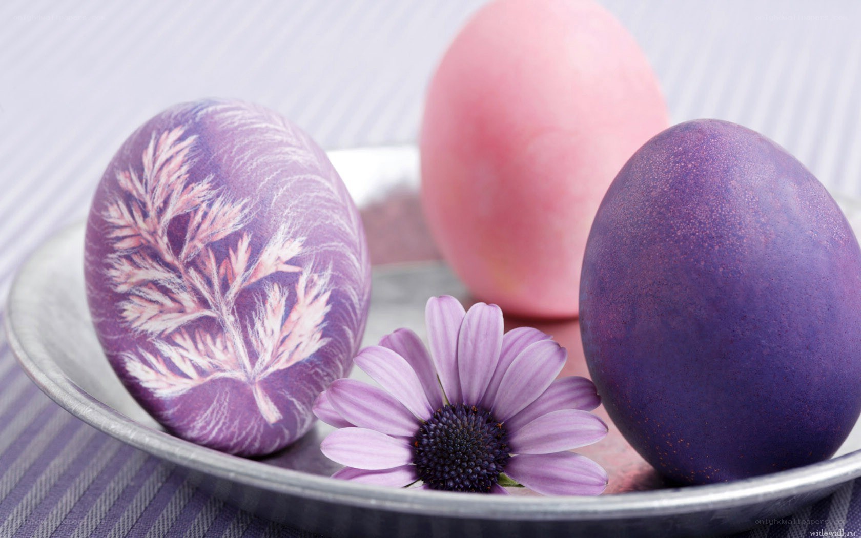 Decorated Easter eggs with flower