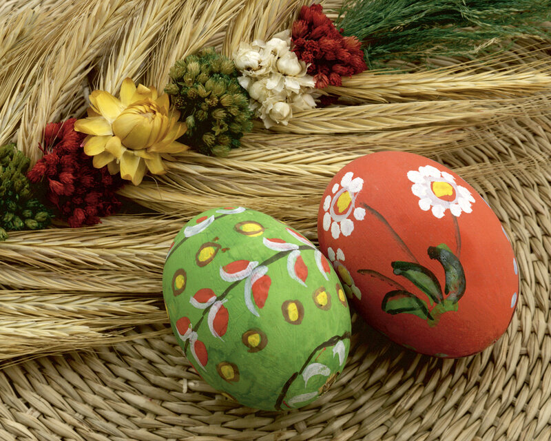Decorated Easter eggs with flowers