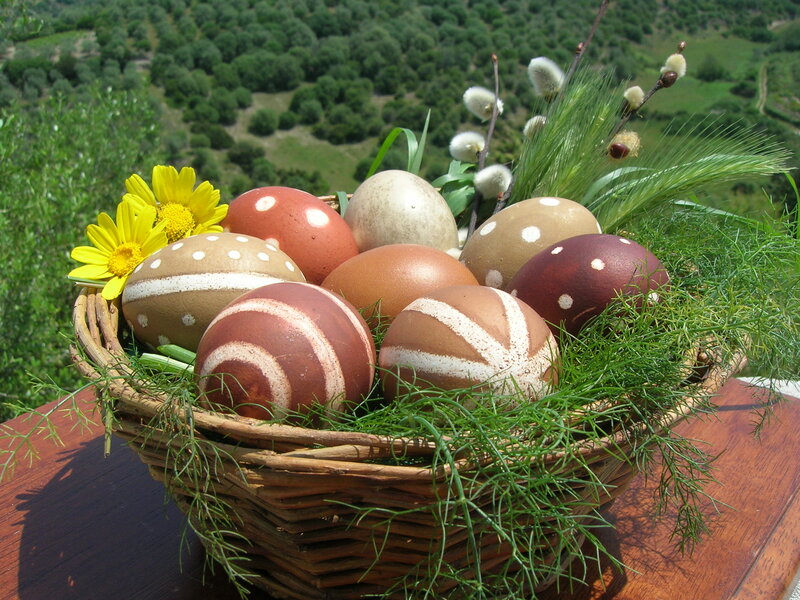 Decorated Eggs in Basket — Green