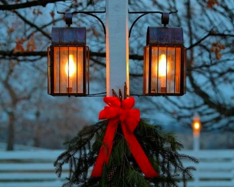 Decorated Lamp Post — Green