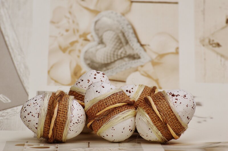 Decorated speckled eggs with burlap