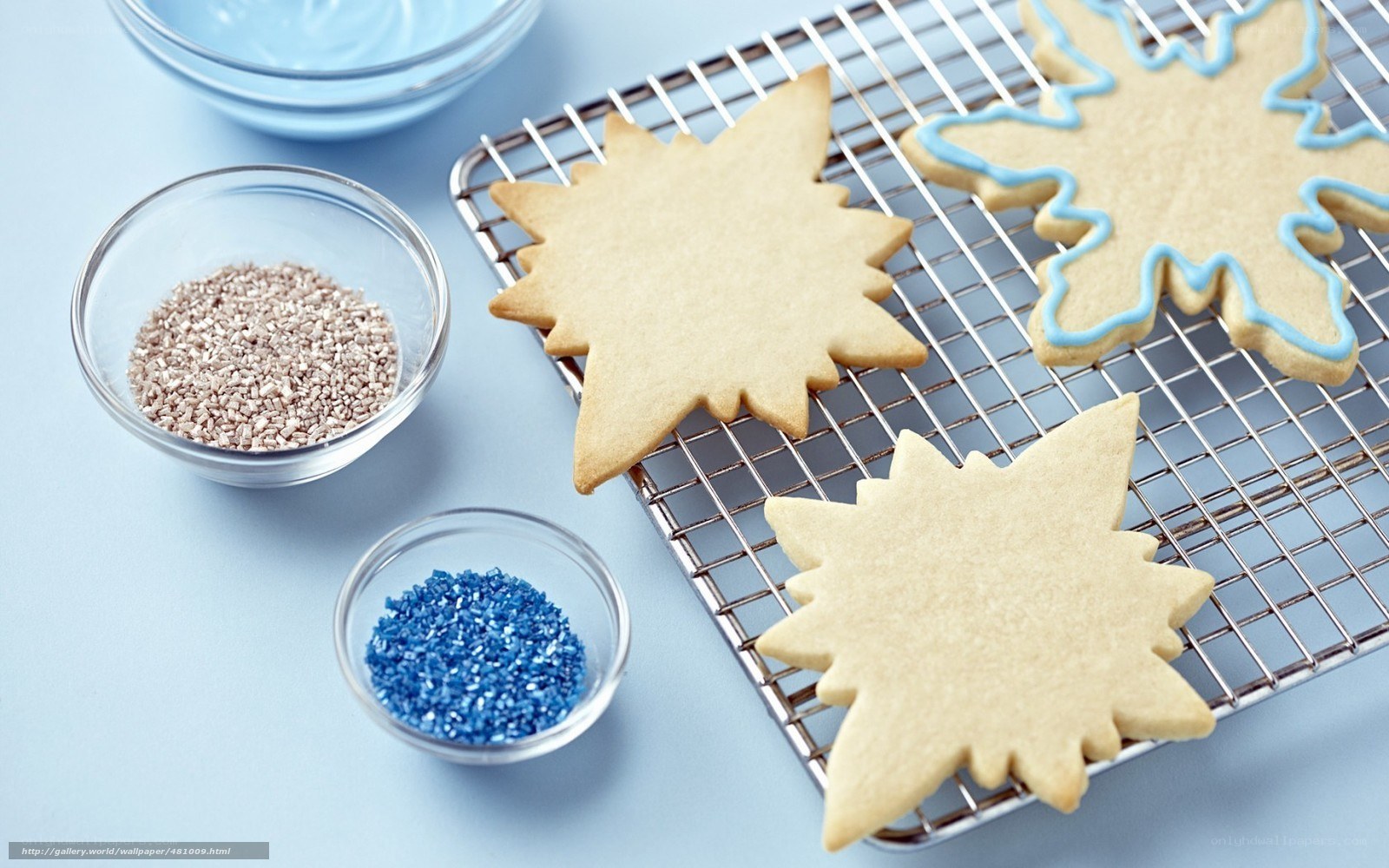 Decorating star-shaped cookies