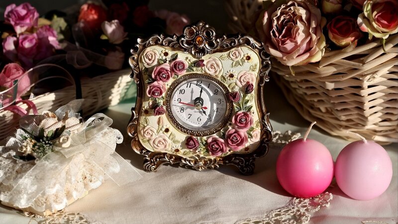 Decorative Clock with Roses — Pink