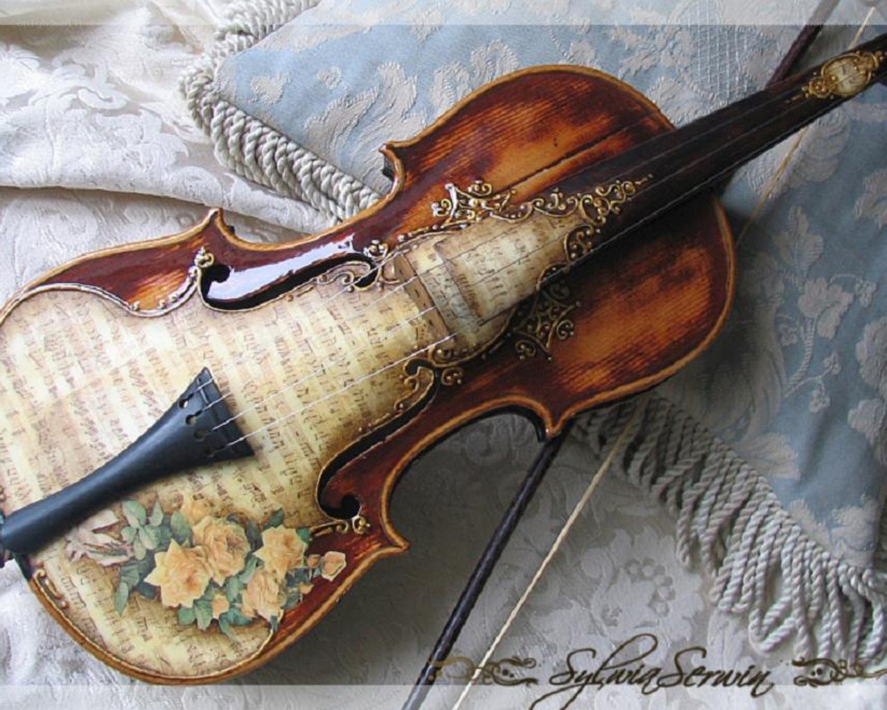 Decorative violin with floral design