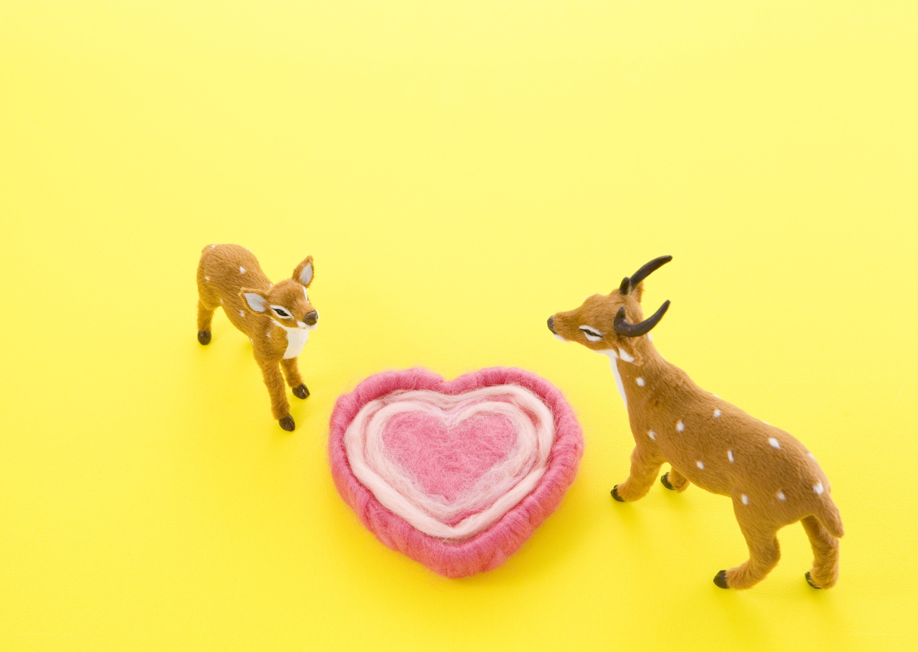 Deer figurines with heart