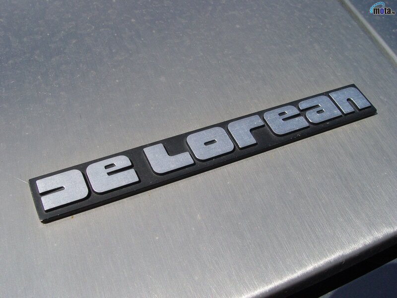 DeLorean car emblem