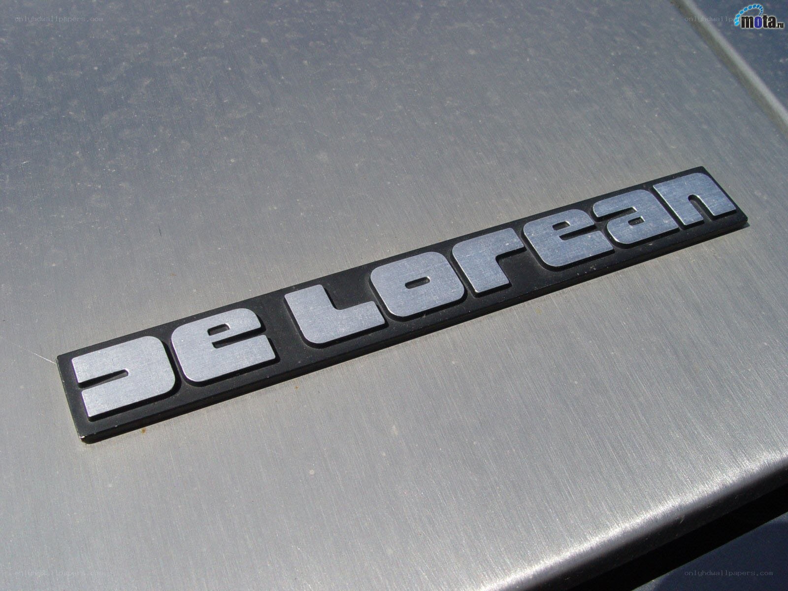 DeLorean car emblem