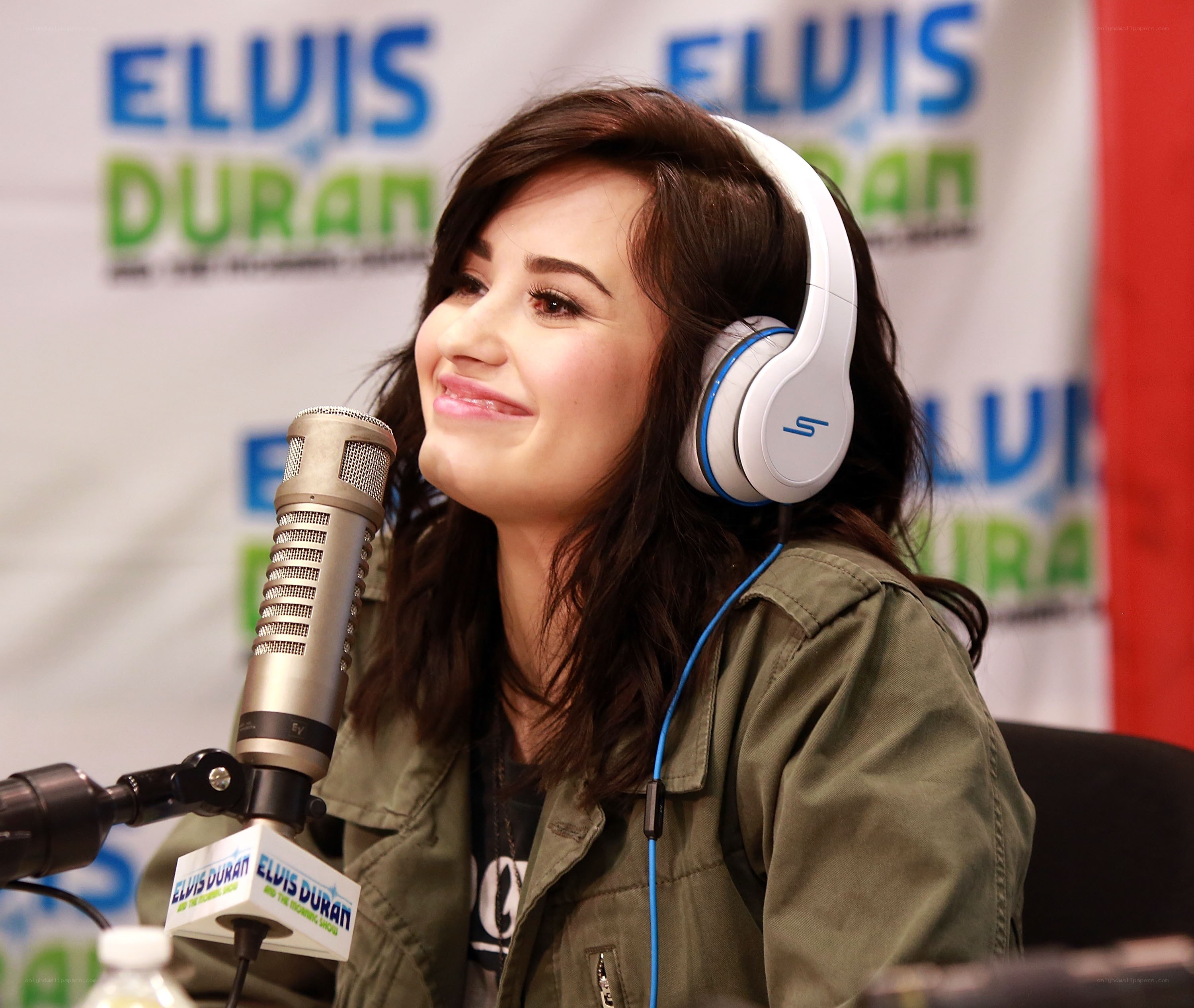 Demi Lovato in radio studio