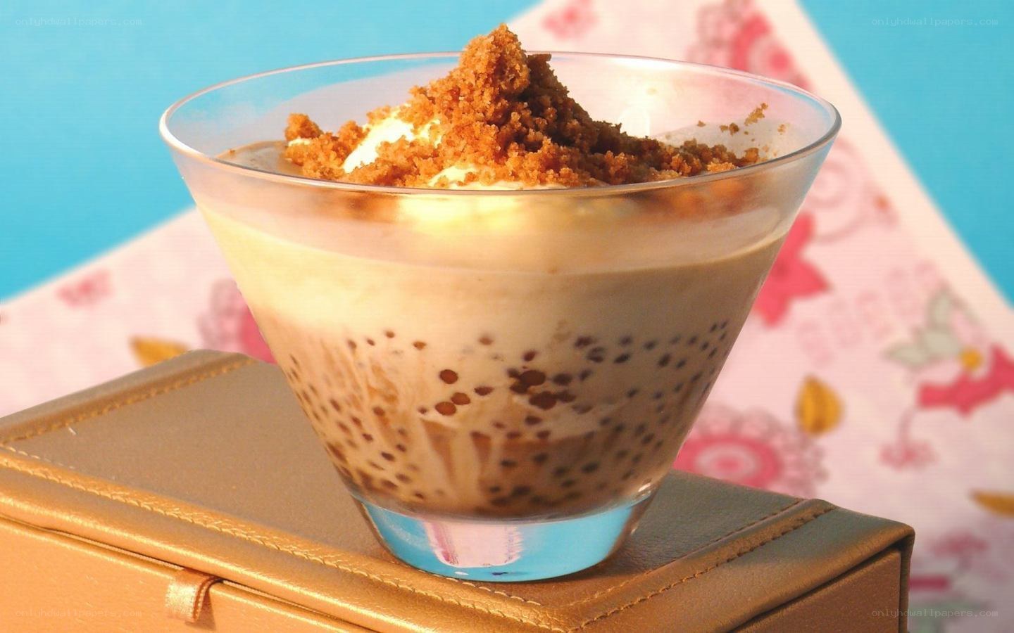 dessert with boba and crumble