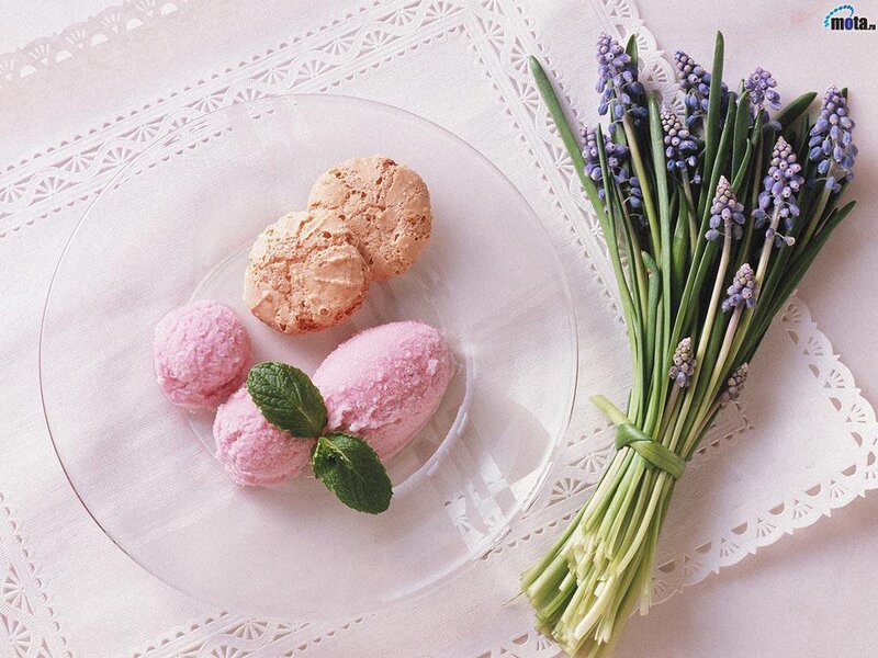 Dessert with flowers
