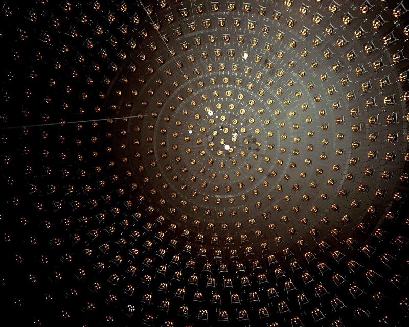 Detector array inside a particle collider
