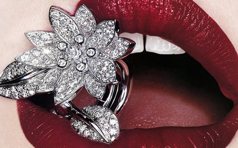 Diamond Flower Ring in Mouth
