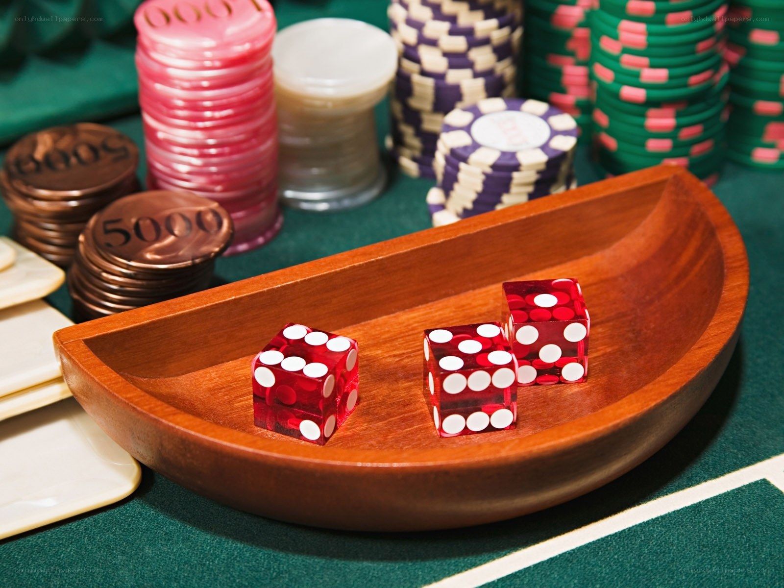 Dice and poker chips on green table