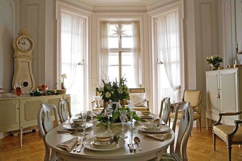 Dining Room Table Setting