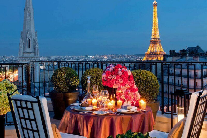 Dinner Table with Eiffel Tower — Red