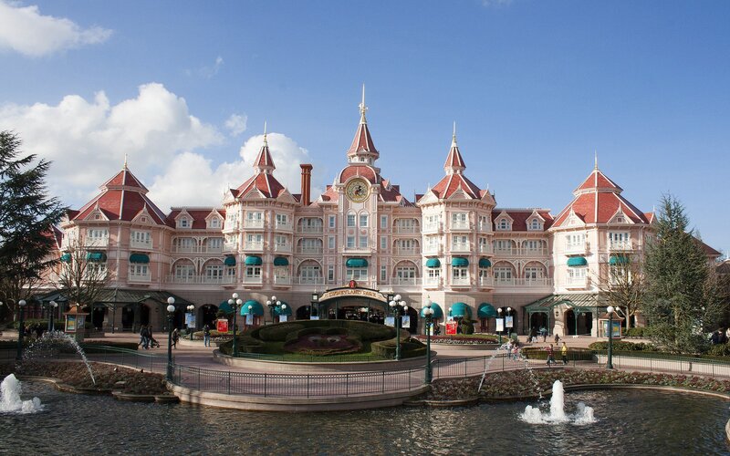 Disneyland Hotel Paris — Pink, Serene