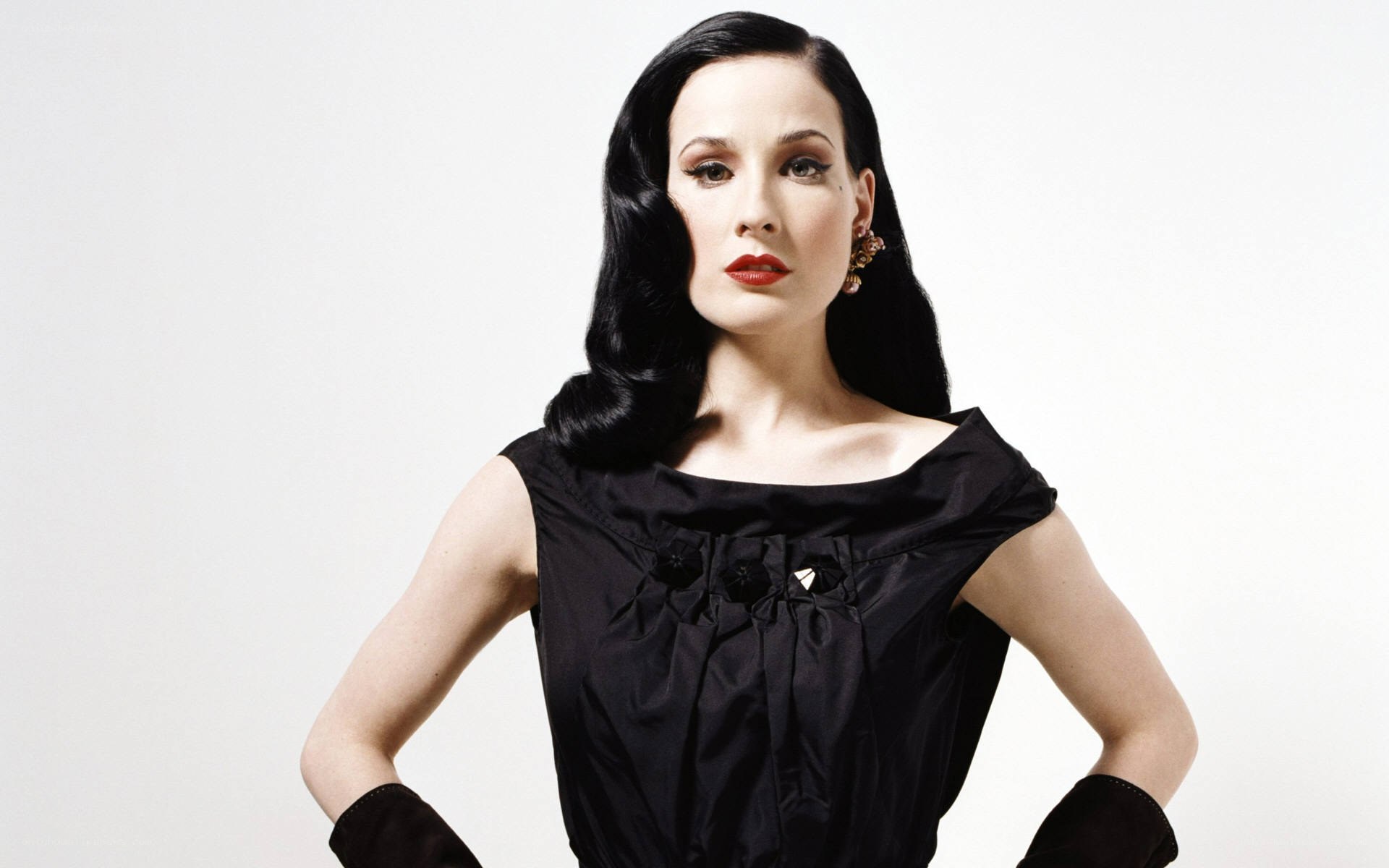 Diva in black dress