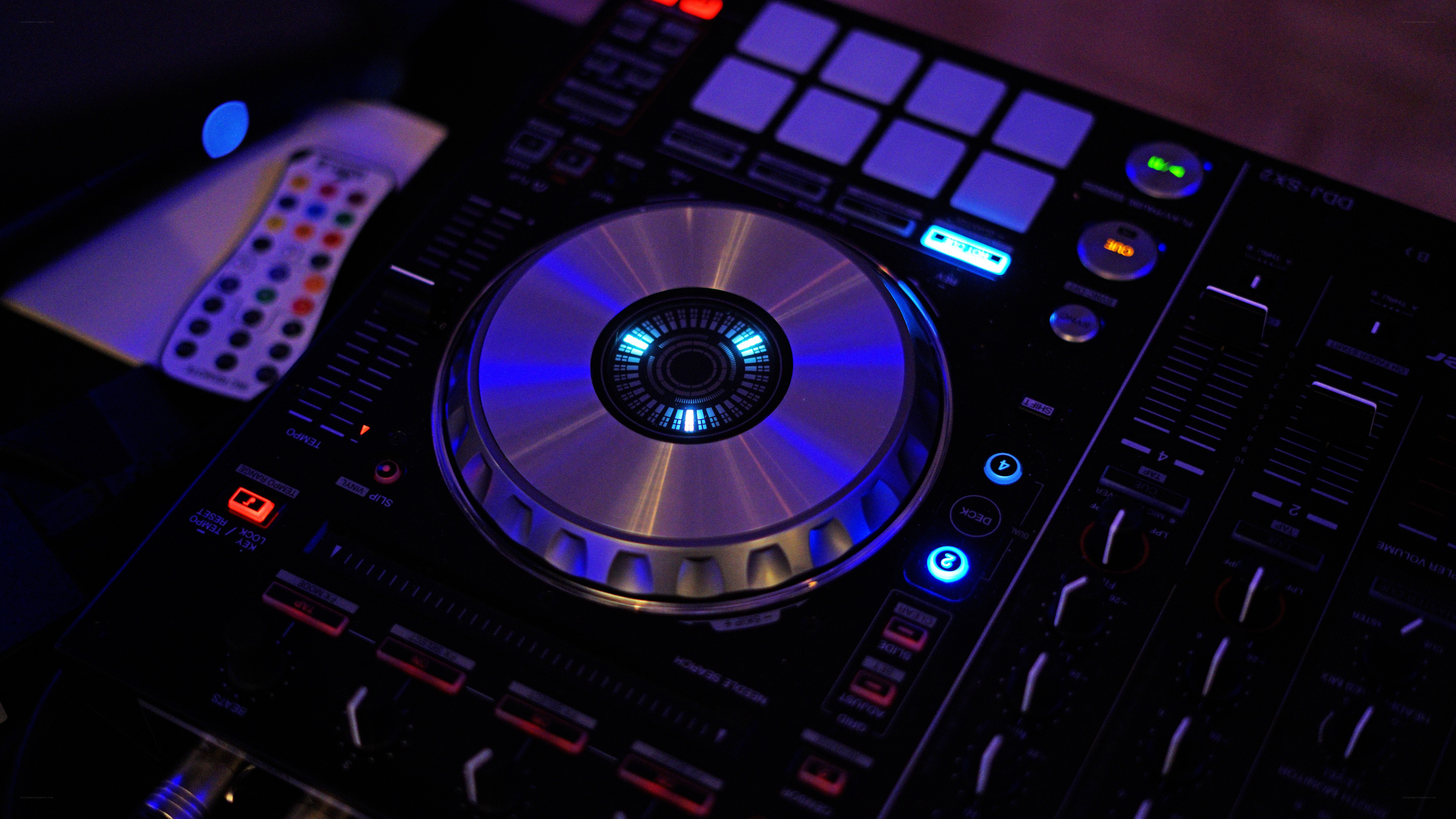 DJ controller with illuminated jog wheel