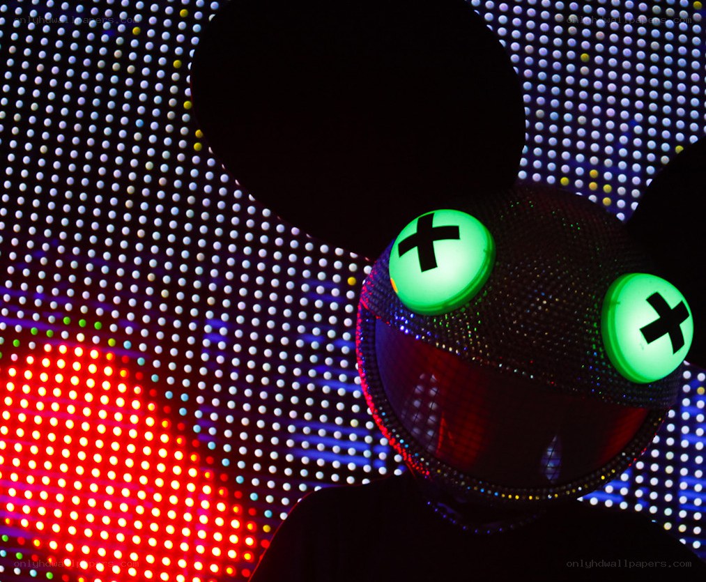DJ Deadmau5 with glowing mask