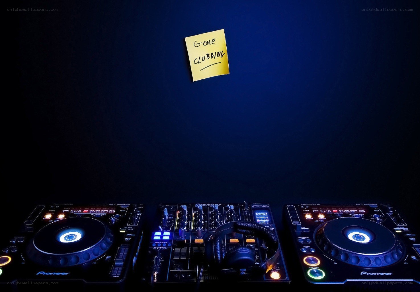 DJ equipment with note