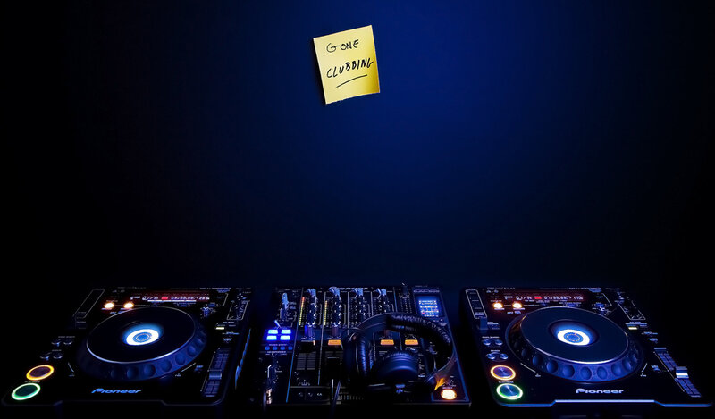 DJ equipment with note