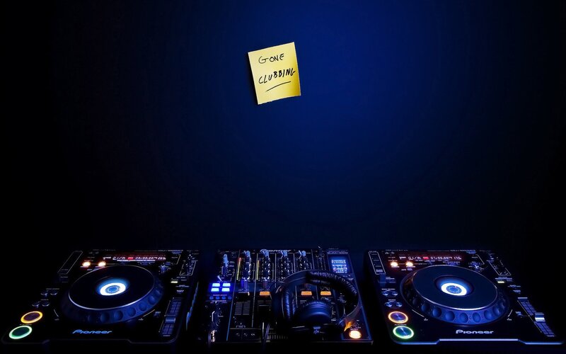DJ equipment with note