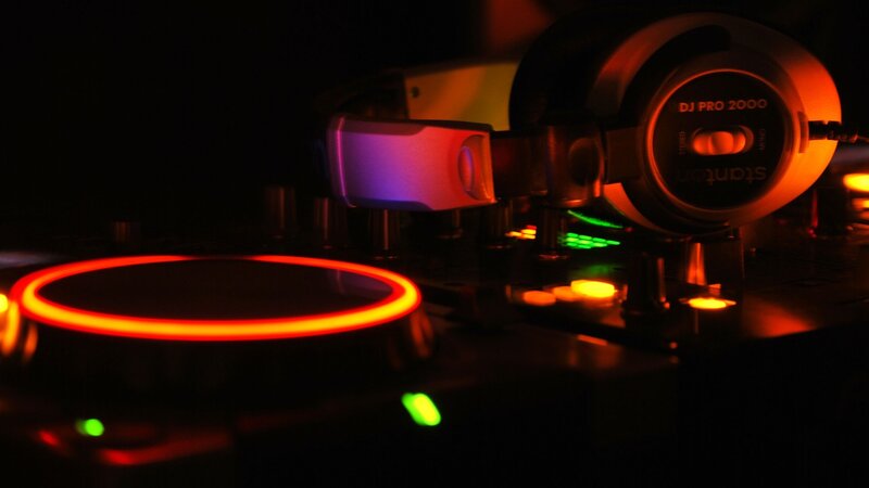 DJ Headphones and Turntable — Black
