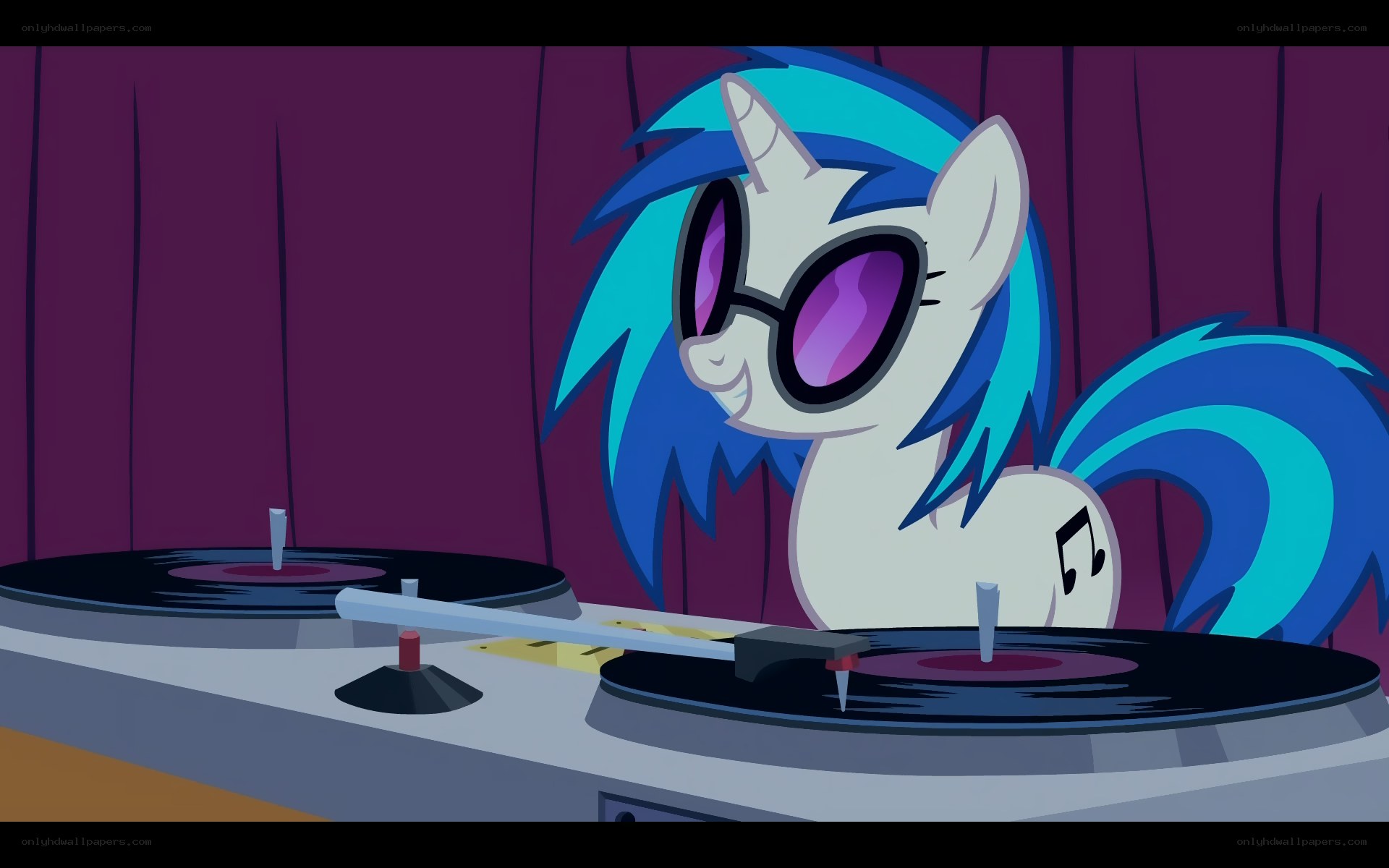 DJ pon-3 at the turntables