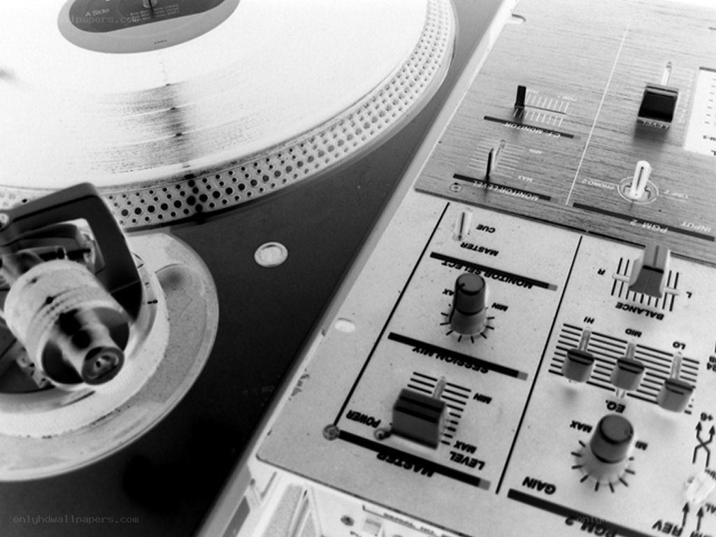 DJ turntable and mixer