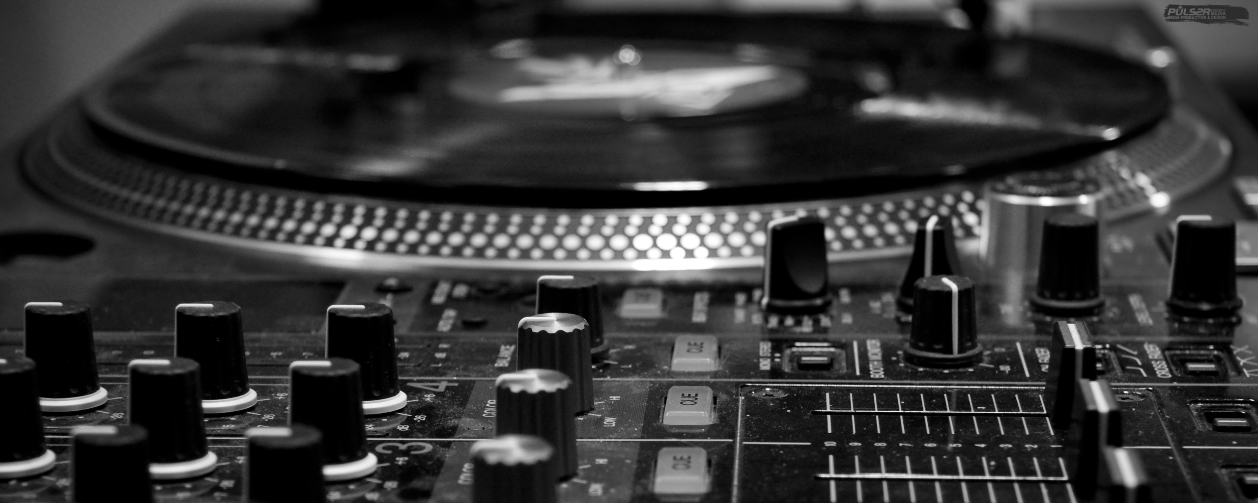DJ turntable and mixer