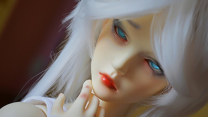 doll with white hair and blue eyes