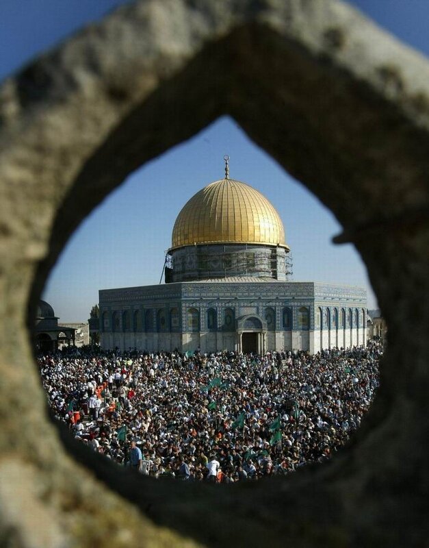 Dome of the Rock with crowd