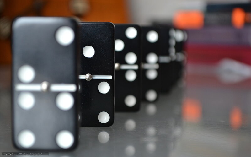 Domino Tiles in Line — Black