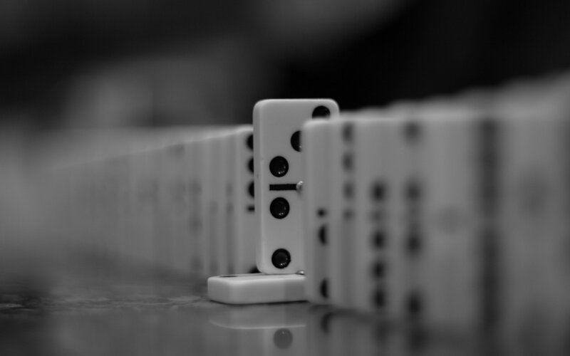 Dominoes in a Line — Black